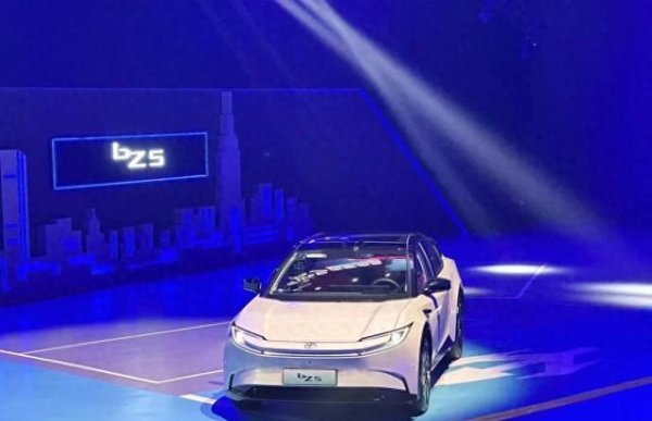 亿盛资产 一汽丰田bZ5这台“超感时空舱”简直是为咱们00后孝心定制的答案